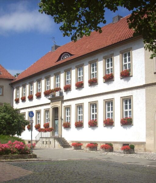 Beschreibung Deutsch: Hildesheim, Domhof, Nordwesten: Bischofshaus; links das Obergeschoss des Paulustors Datum 15. Juli 2008 Quelle Eigenes Werk Urheber Rabanus Flavus