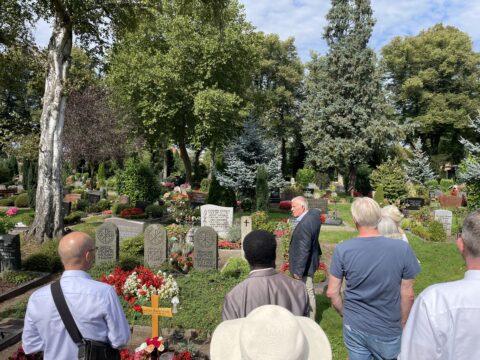 Prof. Dr. Berthold Wald führte die Wallfahrtsgruppe des BKU auch zu den Gräbern des Philosophen Josef Pieper und seiner Familie.